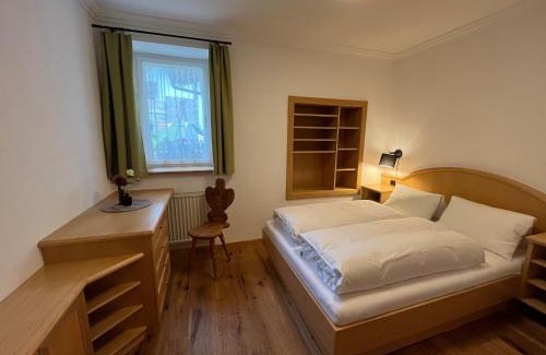 Ausservillgraten Apartment | Pet-Friendly Ferienwohnung Webhofer with Ocean Views