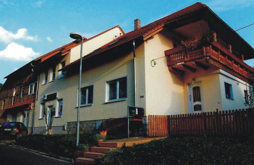 Alkersleben Apartment | Family-Friendly Ferienwohnung Weißkopf with Kitchen Amenities