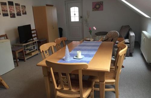 Alkersleben Apartment | Family-Friendly Ferienwohnung Weißkopf with Kitchen Amenities