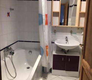 Alkersleben Apartment | Family-Friendly Ferienwohnung Weißkopf with Kitchen Amenities