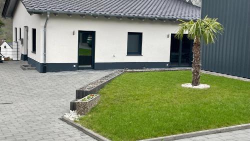 Neumagen-Dhron Apartment | Relax in Wein unter Palmen: 9.6 Rated Family Retreat