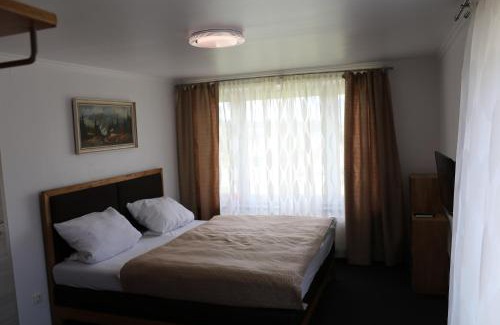 Heidelberg Apartment | Cozy Ferienwohnung Wiesenblick with Hot Tub & Fireplace