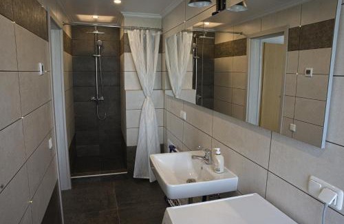 Heidelberg Apartment | Cozy Ferienwohnung Wiesenblick with Hot Tub & Fireplace