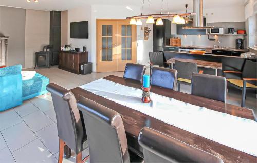 Helpt Apartment | Welcoming Ferienwohnung Woldegk: Perfect for Families & Pets