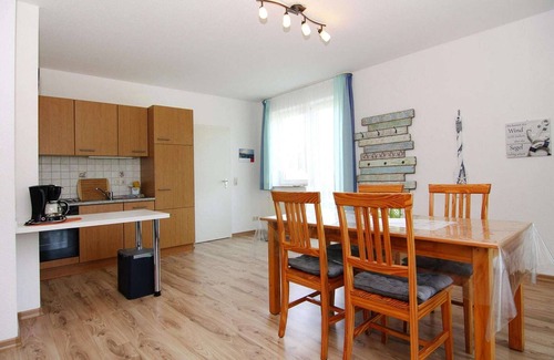 Hohensee Apartment | Cozy Ferienwohnung in Zemitz with Breakfast & Family Amenities