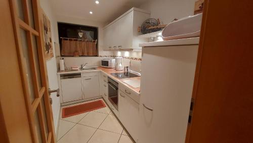 Grosskarlbach Apartment | Pet-Friendly Ferienwohnung Zum Weinberg with Ocean View
