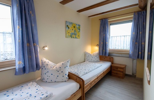 Tettnang Apartment | Cozy Ferienwohnung Zwergenstüble with Pool and Balcony