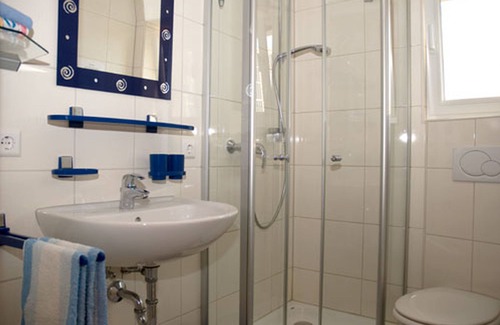 Tettnang Apartment | Cozy Ferienwohnung Zwergenstüble with Pool and Balcony