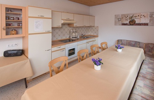 Tettnang Apartment | Cozy Ferienwohnung Zwergenstüble with Pool and Balcony