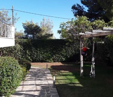 Dasamari House | Pet-Friendly Retreat Near Athens, Beach & Airport