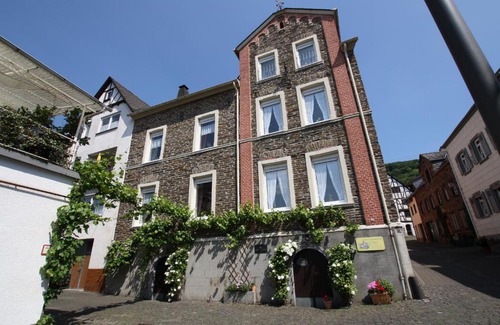 Neef Apartment | Discover Ferienwohnungen am Matthiasturm: Pet-Friendly Retreat