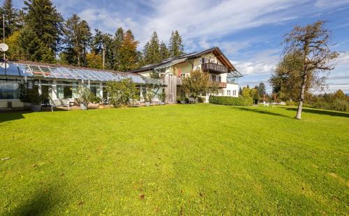 Scheidegg Apartment | Pet-Friendly Gästehaus Pension Bergwald with Ocean Views