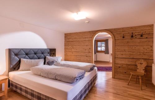 Dornauberg House | Family-Friendly Ferienwohnungen-Gästehaus Altginzling Stay