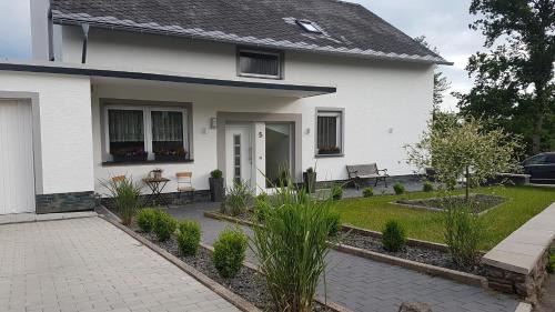 Valwig Apartment | Unforgettable Family Retreat at Ferienwohnung Haus Talblick