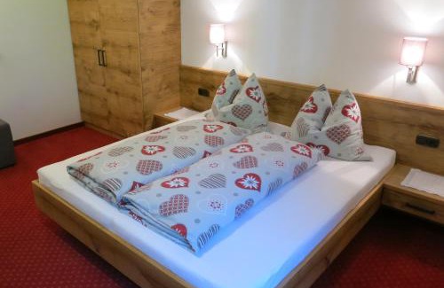 Lanersbach Apartment | Cozy Ferienwohnungen Hinteranger with Hot Tub & Breakfast