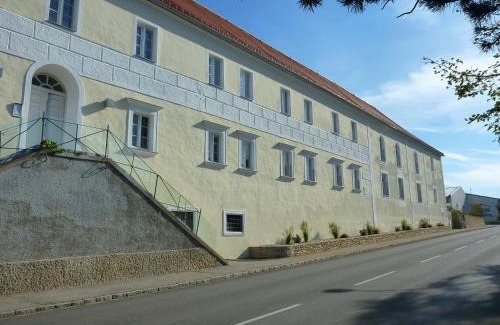 Gars am Kamp Apartment | Cozy Ferienwohnungen im Kloster: Child-Friendly Retreat