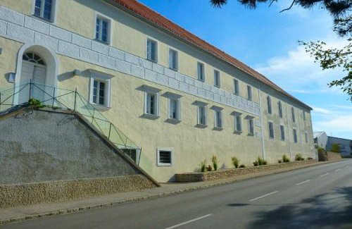 Gars am Kamp Apartment | Cozy Ferienwohnungen im Kloster: Child-Friendly Retreat