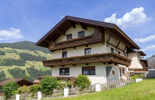 Hainzenberg House | Pet and Child Friendly Retreat at Ferienwohnungen Rieser