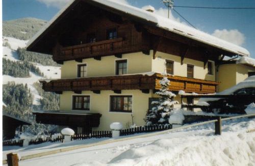 Hainzenberg House | Pet and Child Friendly Retreat at Ferienwohnungen Rieser