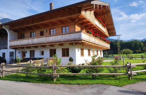 Kreuth House | Family-Friendly Ferienwohnungen Rohnbogner for Memorable Stays