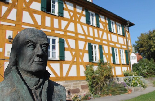 Bad Windsheim Cottage | Discover Ferienwohnung Pastoriushaus - Ideal for Families
