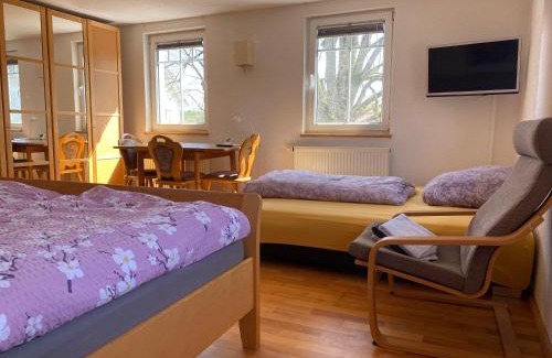 Wilhelmsdorf House | Convenient Ferienzimmer Oelhaf in Weiss with Self Check-In