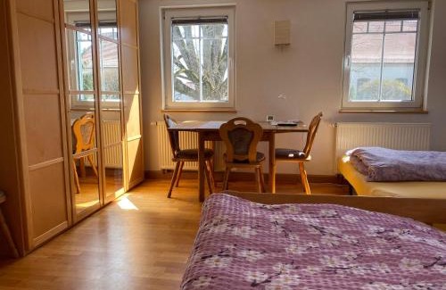Wilhelmsdorf House | Convenient Ferienzimmer Oelhaf in Weiss with Self Check-In