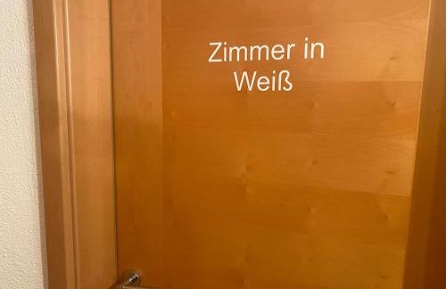 Wilhelmsdorf House | Convenient Ferienzimmer Oelhaf in Weiss with Self Check-In