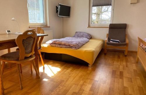 Wilhelmsdorf House | Convenient Ferienzimmer Oelhaf in Weiss with Self Check-In