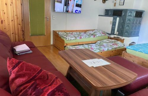 Wilhelmsdorf House | Ferienzimmer Oelhaf Zimmer mit Couch Self Check-In mit Key-Tresore