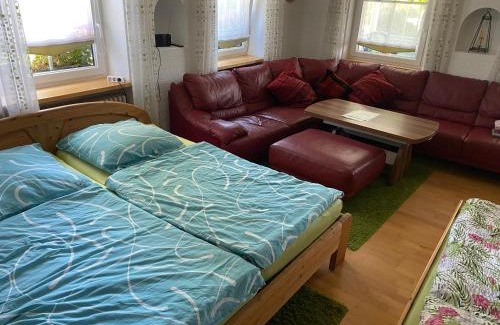 Wilhelmsdorf House | Ferienzimmer Oelhaf Zimmer mit Couch Self Check-In mit Key-Tresore