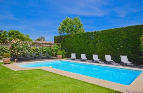Robion House | Experience Comfort at Ferme St Roch with Pool & Breakfast