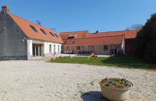Simencourt House | Peaceful Retreat with Spa and Hot Tub for Family Getaways