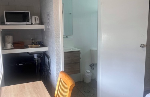 Fern Bay Hotel | Cozy Fern Bay Motel: Family-Friendly with Breakfast Included