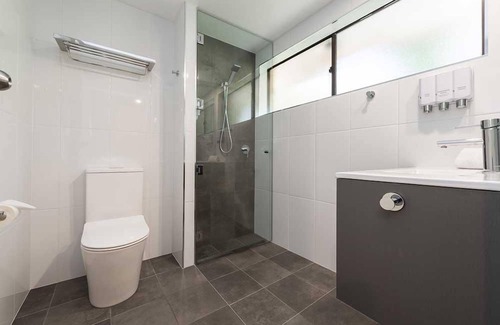Fern Bay Hotel | Cozy Fern Bay Motel: Family-Friendly with Breakfast Included