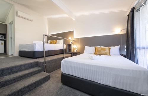 Fern Bay Hotel | Cozy Fern Bay Motel: Family-Friendly with Breakfast Included