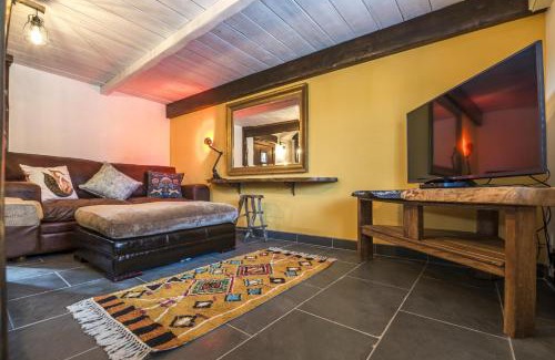 Tiers Cross House | Fern Cottage: Cozy 1 Bedroom Retreat on Blossom Farm