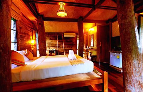 San Sai Hotel | Fern Paradise: Family-Friendly Retreat with Pool & Breakfast