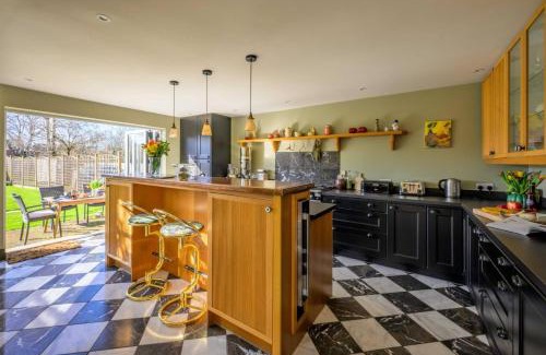 New Forest District House | Family-Friendly Stay at Fern Villa with Pet Amenities