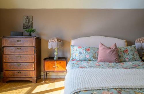New Forest District House | Family-Friendly Stay at Fern Villa with Pet Amenities