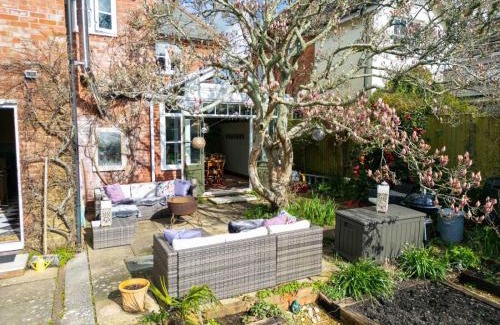 New Forest District House | Family-Friendly Stay at Fern Villa with Pet Amenities