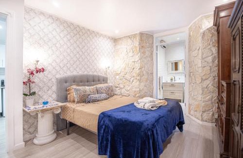 Santa Isabel Apartment | Oceanfront Retreat: Fernando Lemos Estúdio Lisboa Awaits