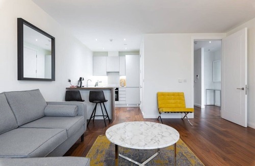Dundrum Apartment | Fernbank: Family-Friendly Retreat with Kitchen & Breakfast