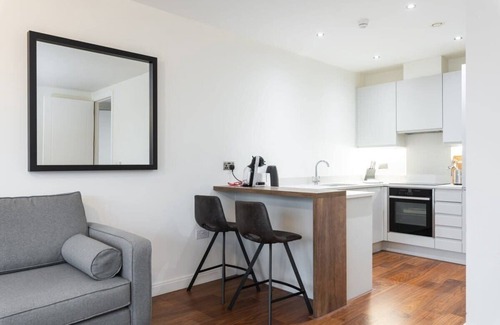 Dundrum Apartment | Fernbank: Family-Friendly Retreat with Kitchen & Breakfast