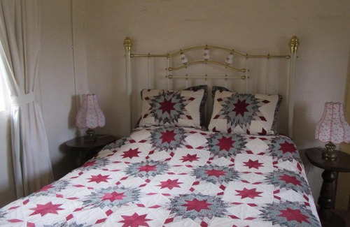Marrangaroo Bed & Breakfast | Fernbrook Cottage: Guest Rated 9.1 with Hot Tub & Dining