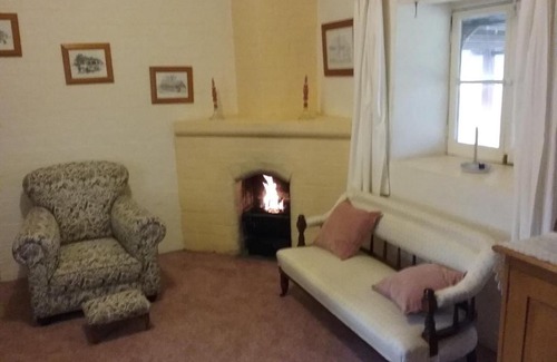Marrangaroo Bed & Breakfast | Fernbrook Cottage: Guest Rated 9.1 with Hot Tub & Dining