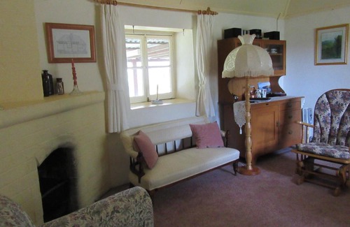 Marrangaroo Bed & Breakfast | Fernbrook Cottage: Guest Rated 9.1 with Hot Tub & Dining