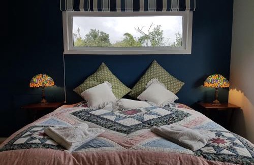 Birkenhead Bed & Breakfast | Pet-Friendly Fernglen B&B with Hot Tub and Kitchen Access