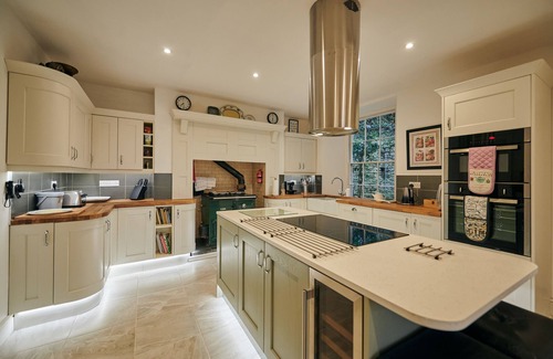 Laugharne Cottage | Fernhill House: Georgian Escape with Oceanfront Views