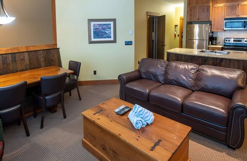 East Kootenay Condo | Top-Rated Timberline Lodges Juniper with Pool & Spa